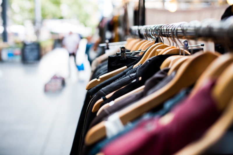 ecommerce-LE BEAUSSET-min_blur_close_up_focus_hanger_jacket_market_people_rack-1176303