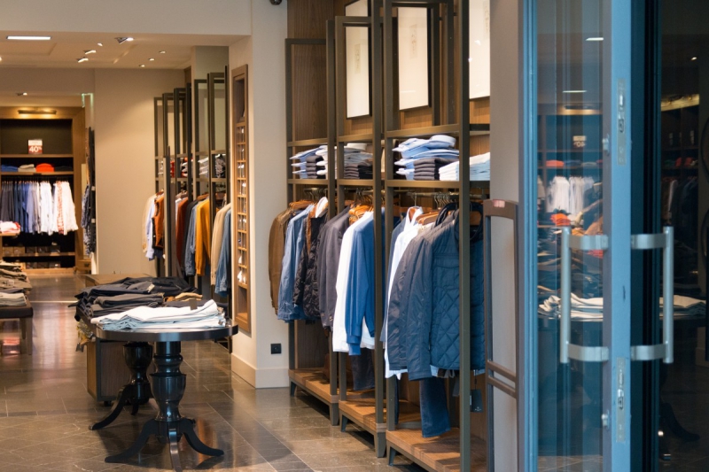 ecommerce-LE BEAUSSET-min_shop_clothes_clothing_shopping_mall_shopping_kielce_crown_poland-862477