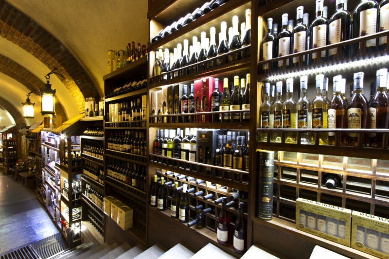 ecommerce-LE BEAUSSET-min_world_street_travel_shop_canon_georgia_wine_bottles-429767